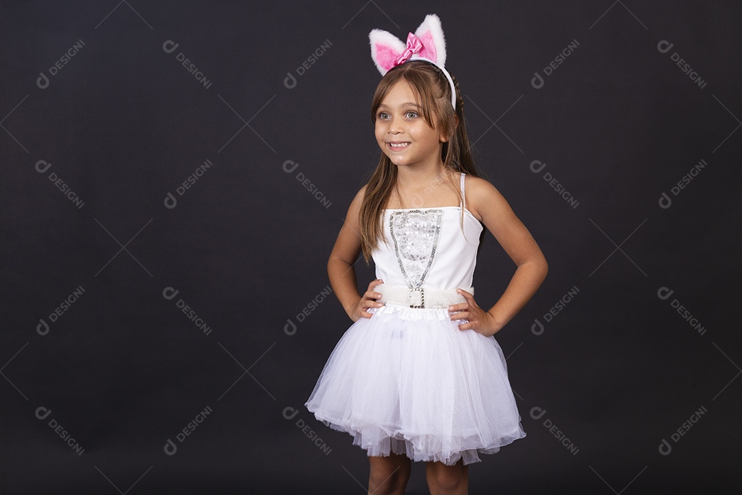 Linda garotinha fantasida celebrando páscoa