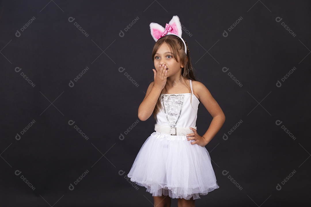 Linda garotinha fantasida celebrando páscoa