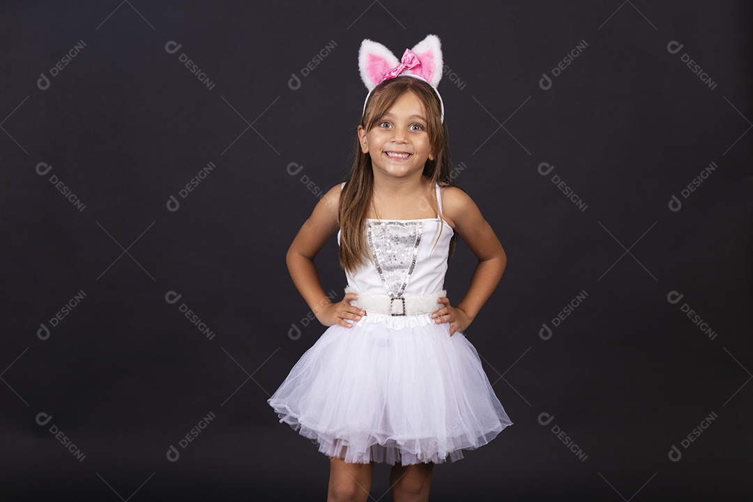 Linda garotinha fantasida celebrando páscoa