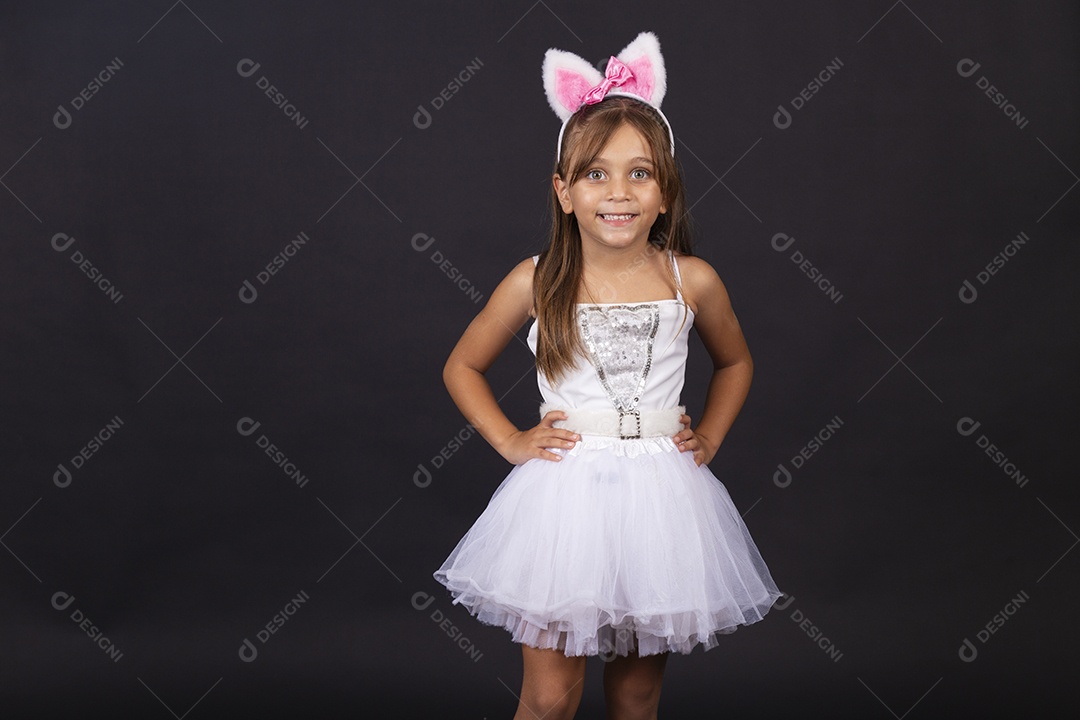 Linda garotinha fantasida celebrando páscoa