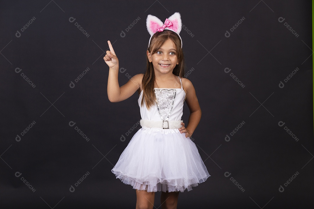 Linda garotinha fantasida celebrando páscoa