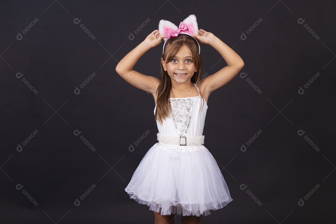 Linda garotinha fantasida celebrando páscoa