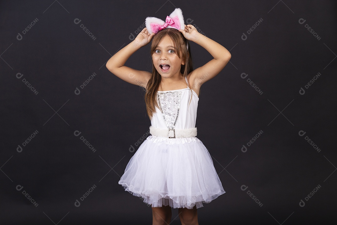 Linda garotinha fantasida celebrando páscoa