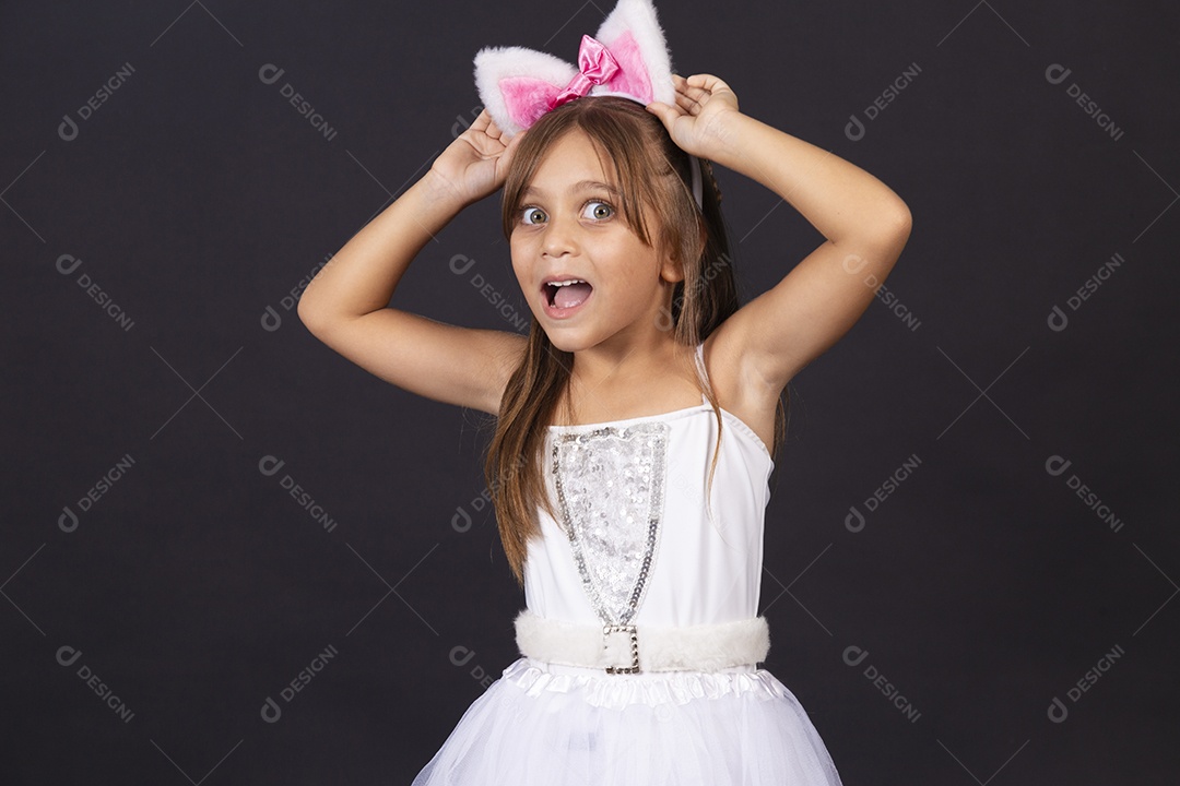 Linda garotinha fantasida celebrando páscoa