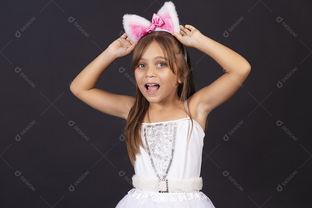 Linda garotinha fantasida celebrando páscoa