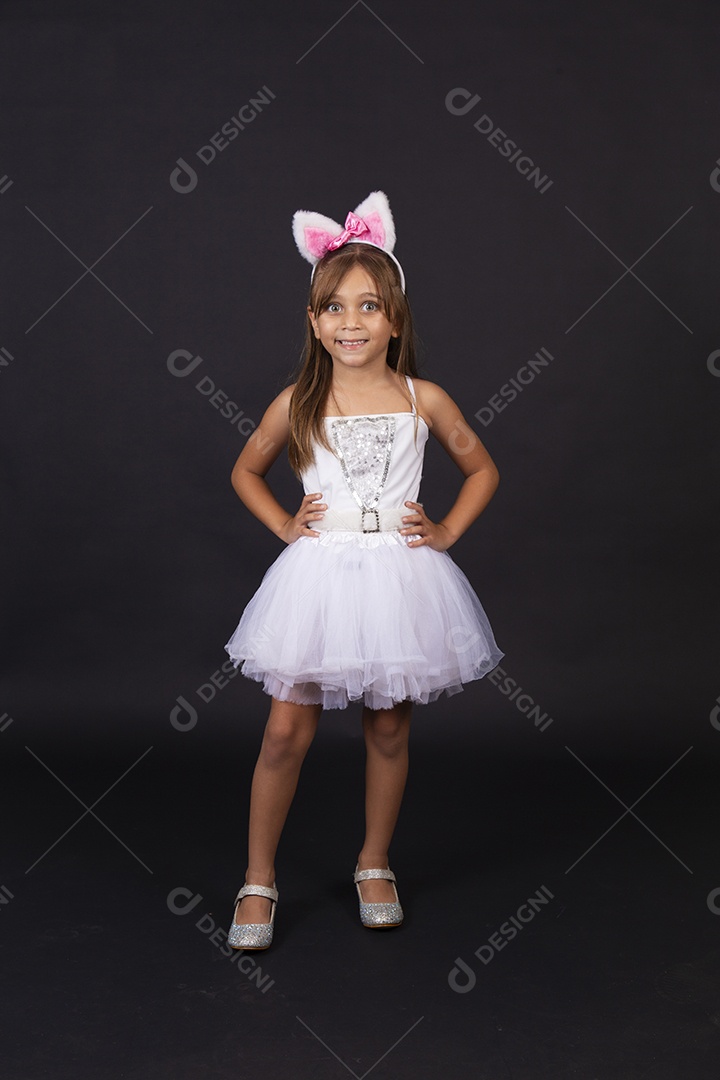 Linda garotinha fantasida celebrando páscoa