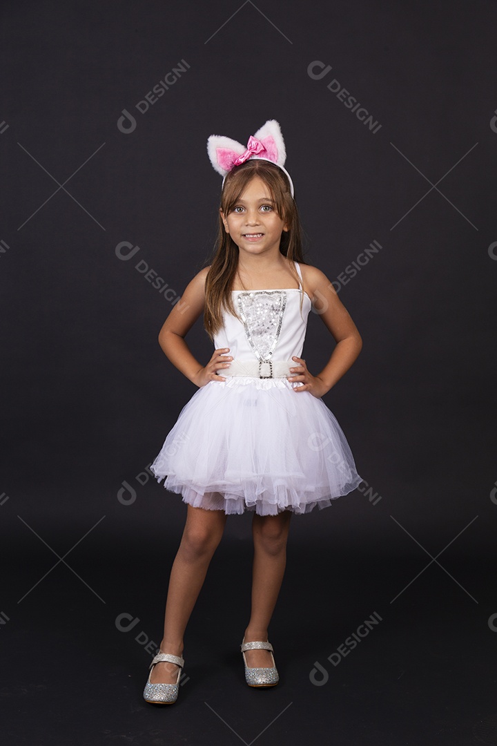 Linda garotinha fantasida celebrando páscoa