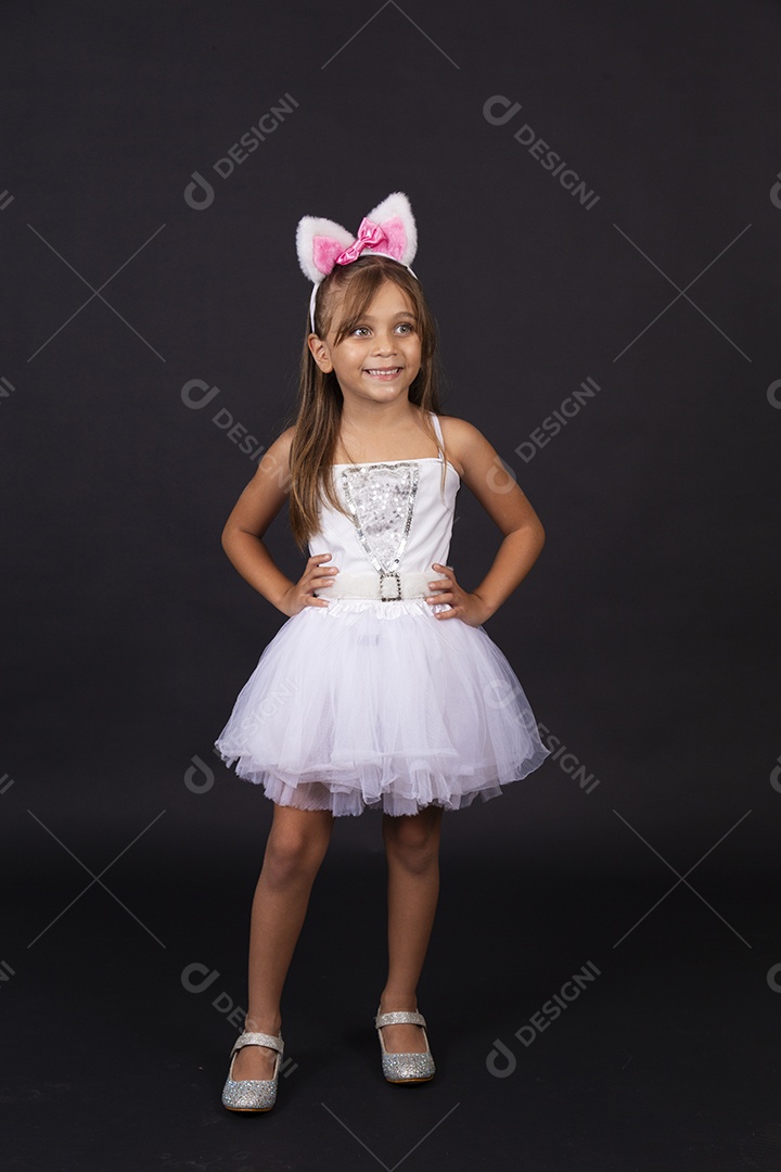 Linda garotinha fantasida celebrando páscoa