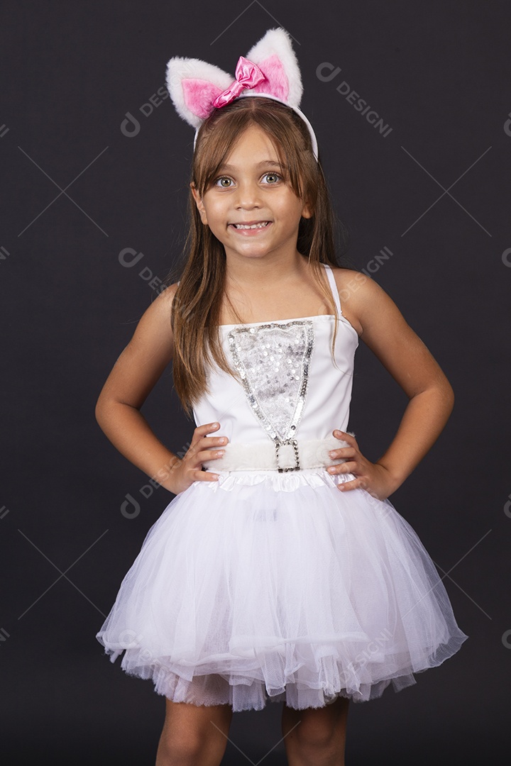 Linda garotinha fantasida celebrando páscoa