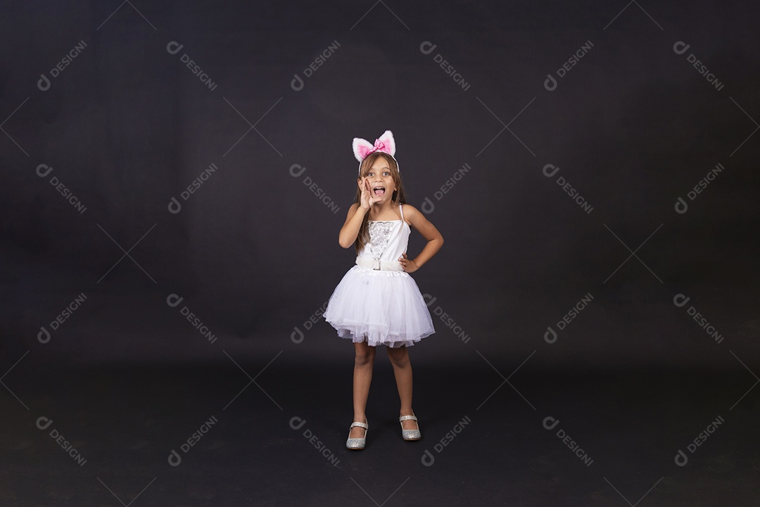 Linda garotinha fantasida celebrando páscoa