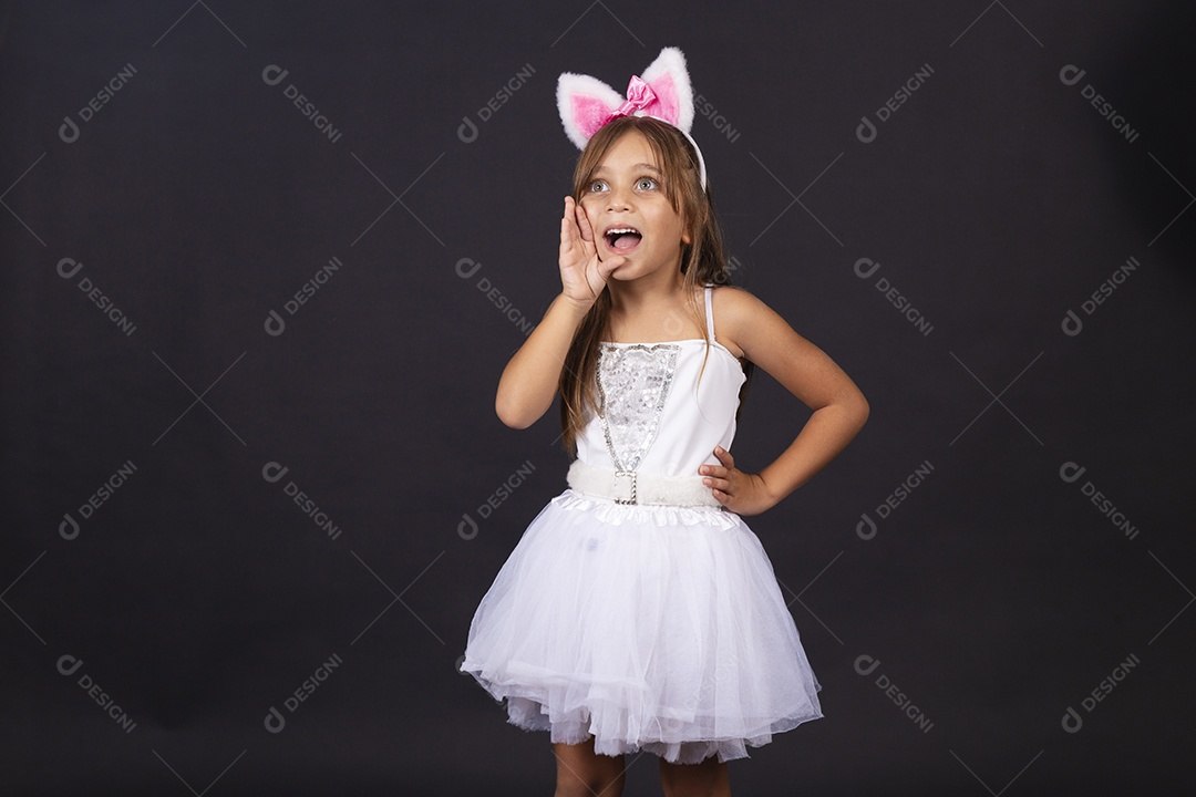 Pai ao lado de sua filha fantaisada