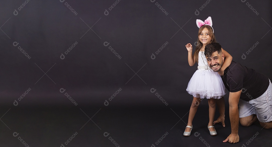 Pai ao lado de sua filha fantaisada