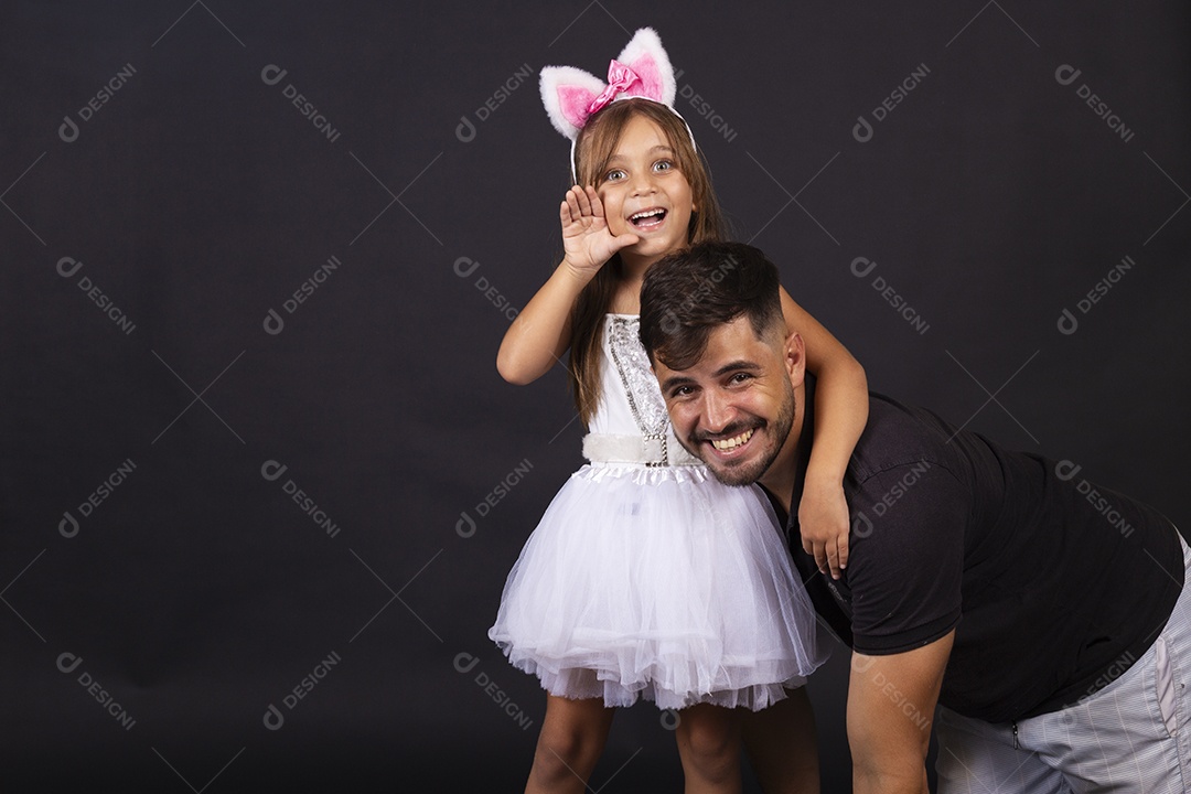 Pai ao lado de sua filha fantaisada