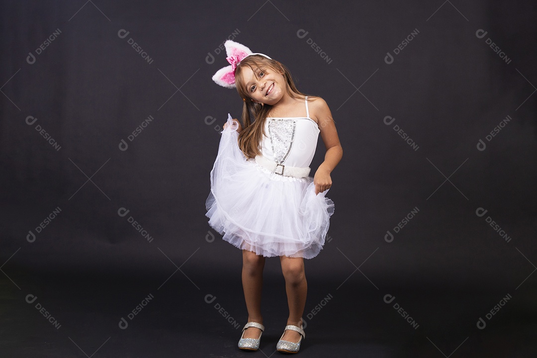 Linda garotinha fantasida celebrando páscoa