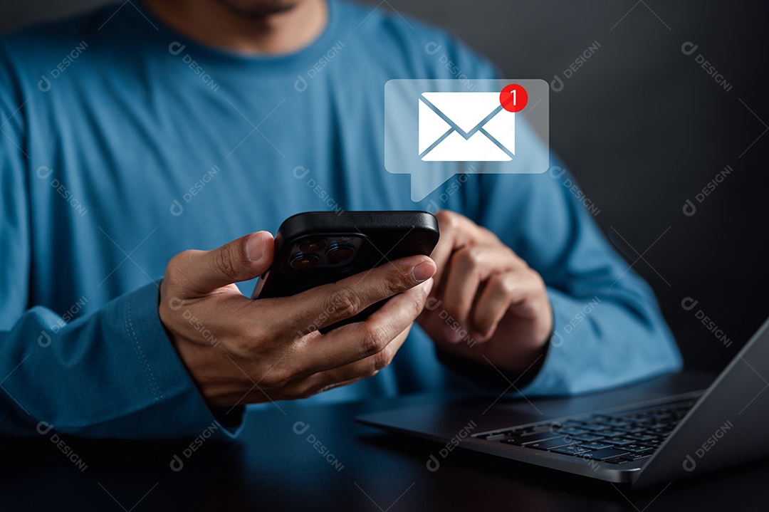 Homem jovem empresário em seu escritório