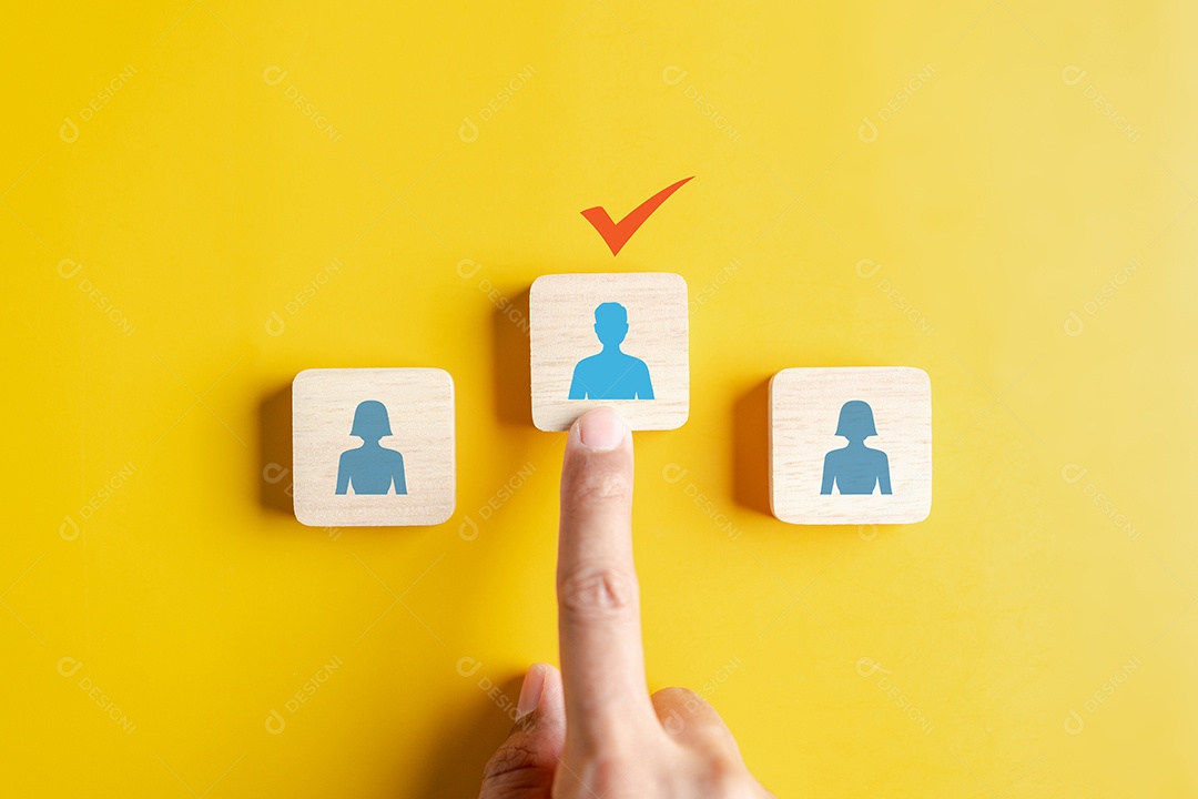 Mão de pessoa segurando peças em um fundo isolado