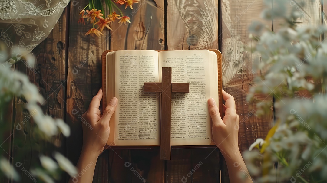 Pessoa cristã segurando uma cruz de madeira na Bíblia Sagrada aberta na mesa da igreja