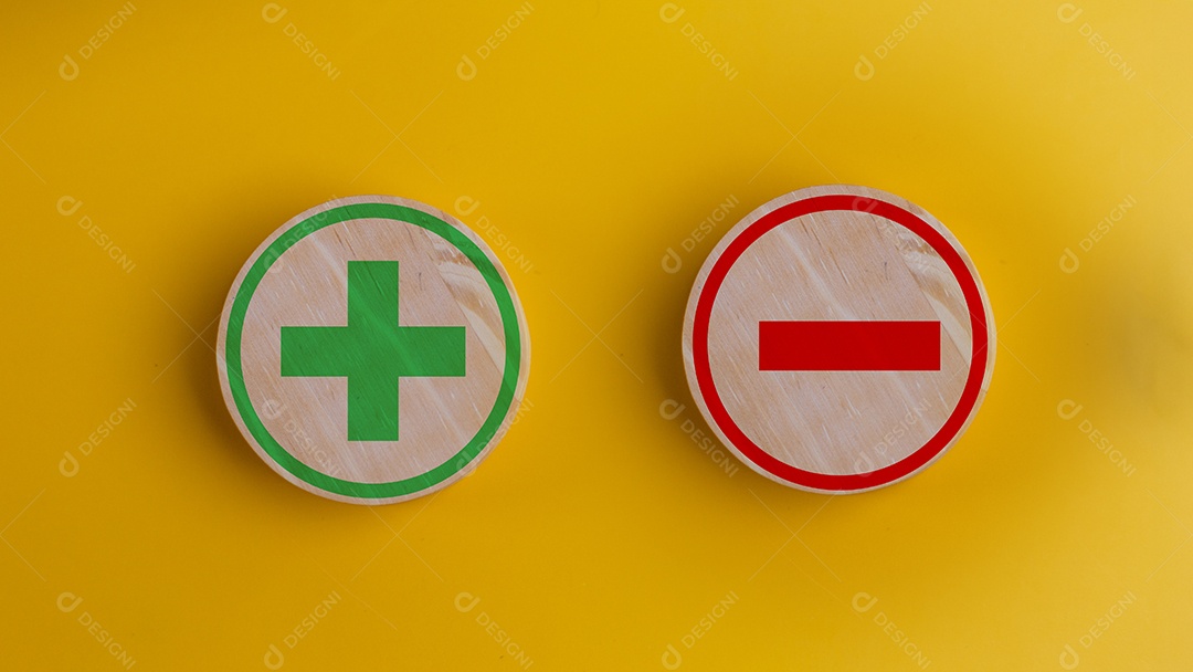 Círculos de madeira desenhados de positivo e negativo