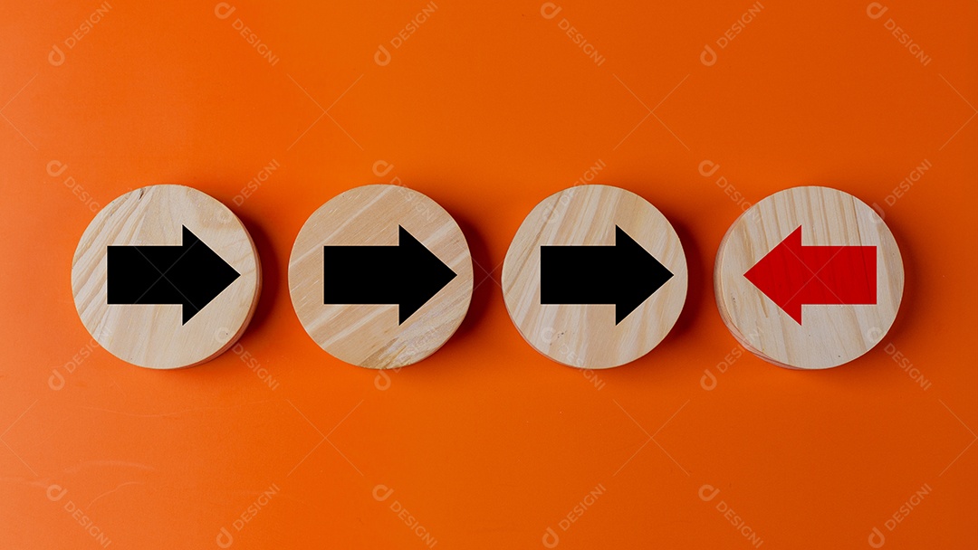 Círculos de madeira desenhados com setas opostas