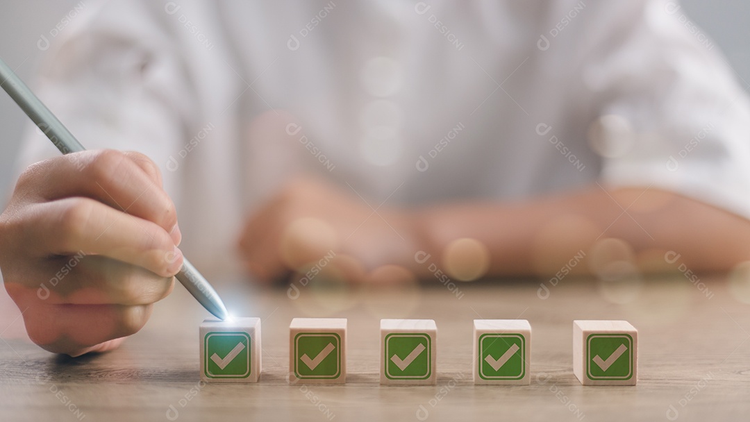 Mão segurando a marca de verificação da caneta stylus nas caixas de seleção