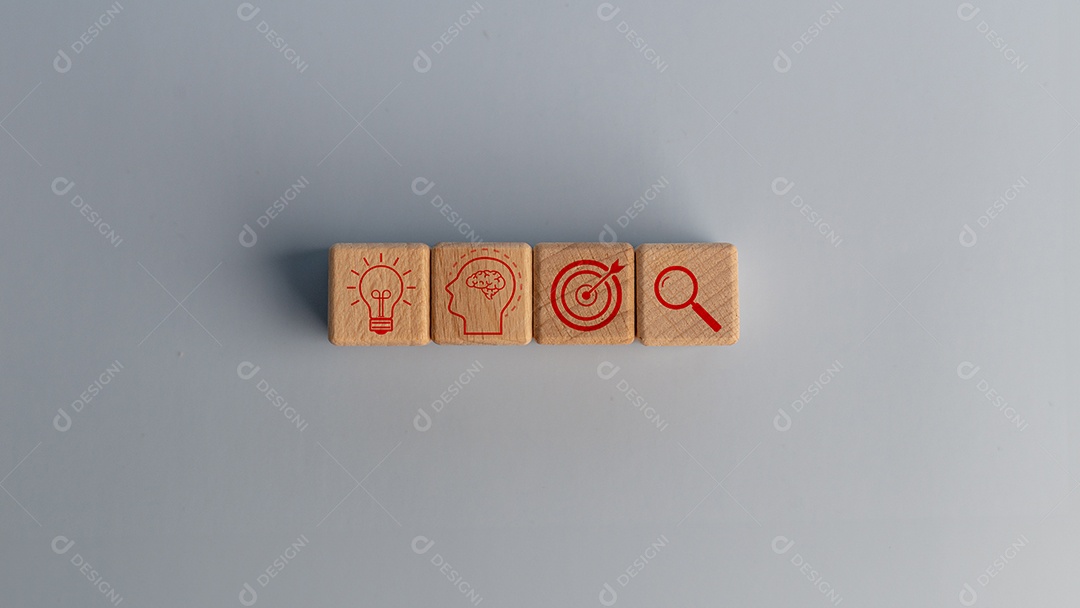 Cubos de madeira desenhados sobre fundo claro