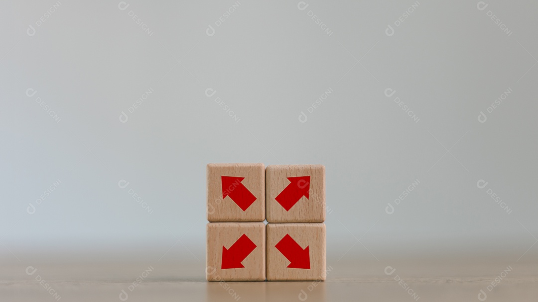 Dados de madeira com desenhos de seta vermelha