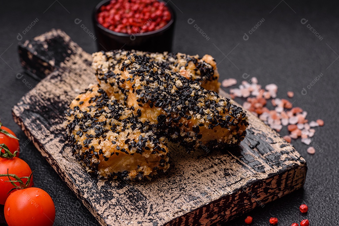 Deliciosos nuggets de frango ou peixe crocantes frescos em um fundo escuro de concreto. Alimentos não saudáveis, fast food