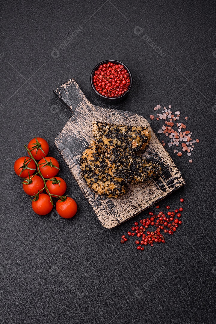 Deliciosos nuggets de frango ou peixe crocantes frescos em um fundo escuro de concreto. Alimentos não saudáveis, fast food