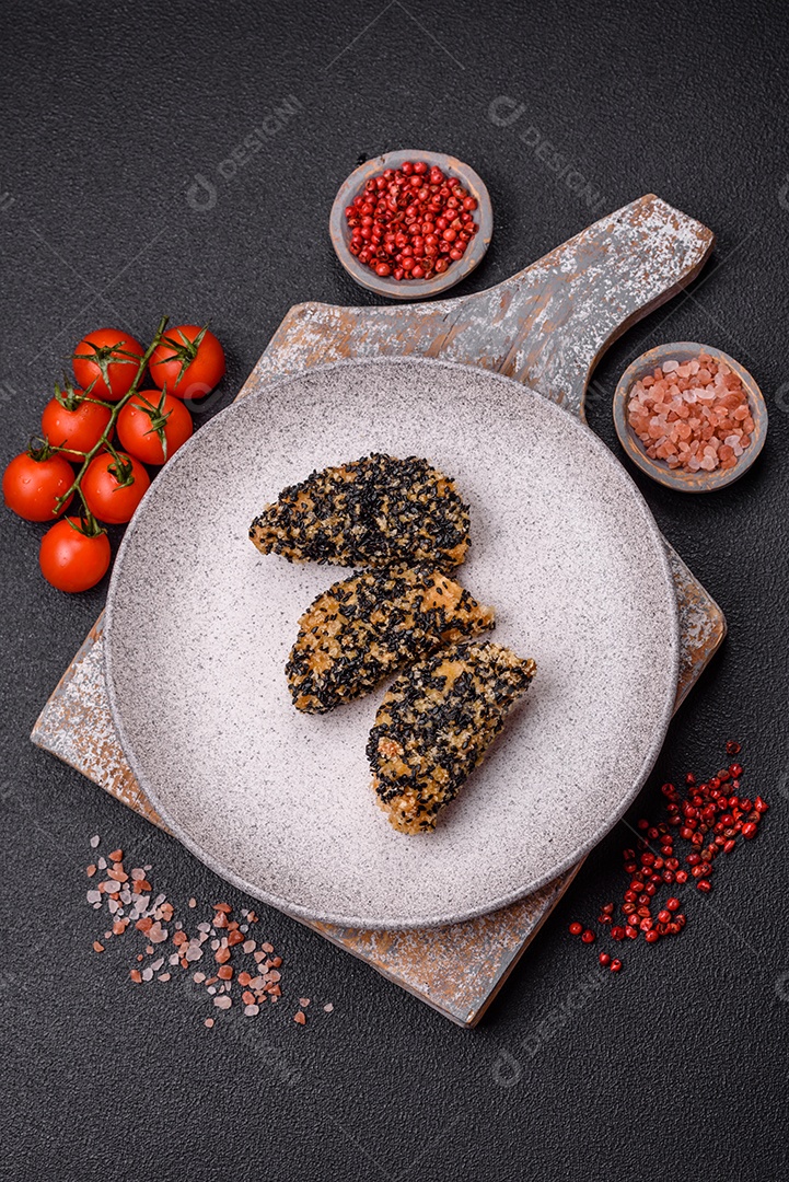 Deliciosos nuggets de frango ou peixe crocantes frescos em um fundo escuro de concreto. Alimentos não saudáveis, fast food
