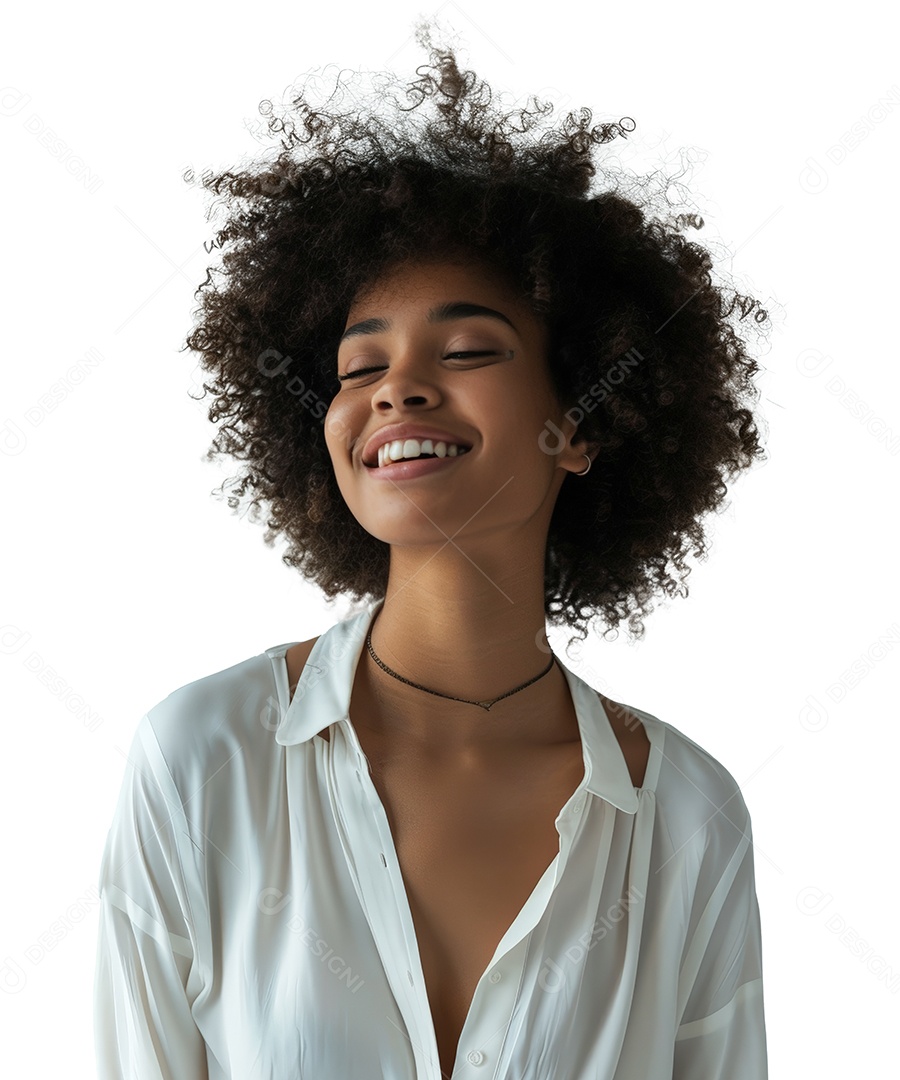 Mulher Mulata Negra Feliz Com Cabelos Crespos Cacheados e Fundo Branco Isolado