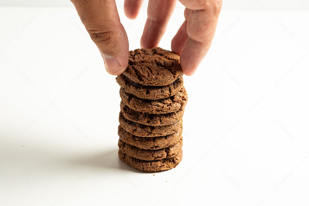 Pilha de biscoitos de chocolate amargo isolados em um fundo branco