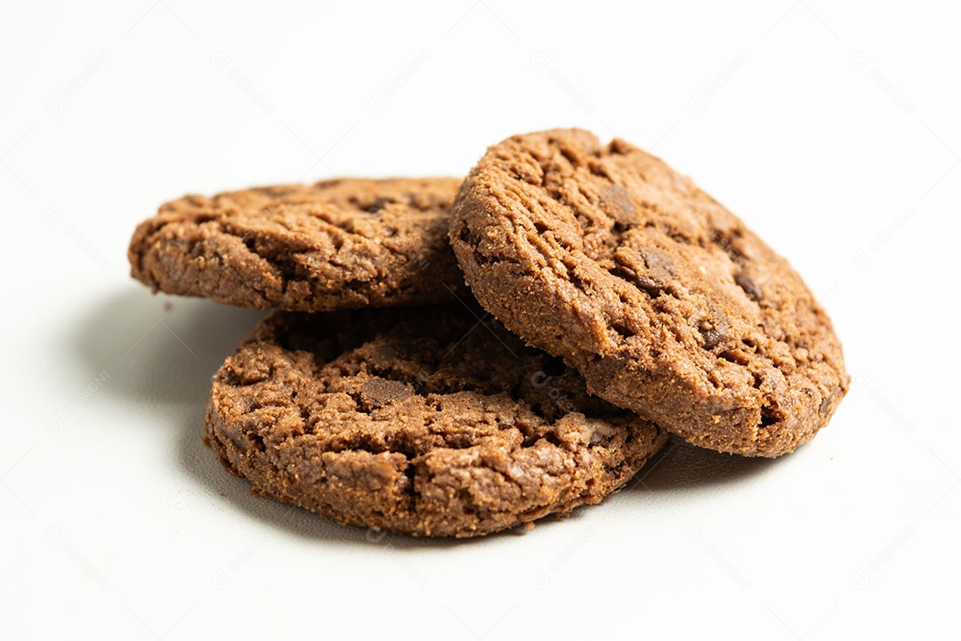 Pilha de biscoitos de chocolate amargo isolados em um fundo branco