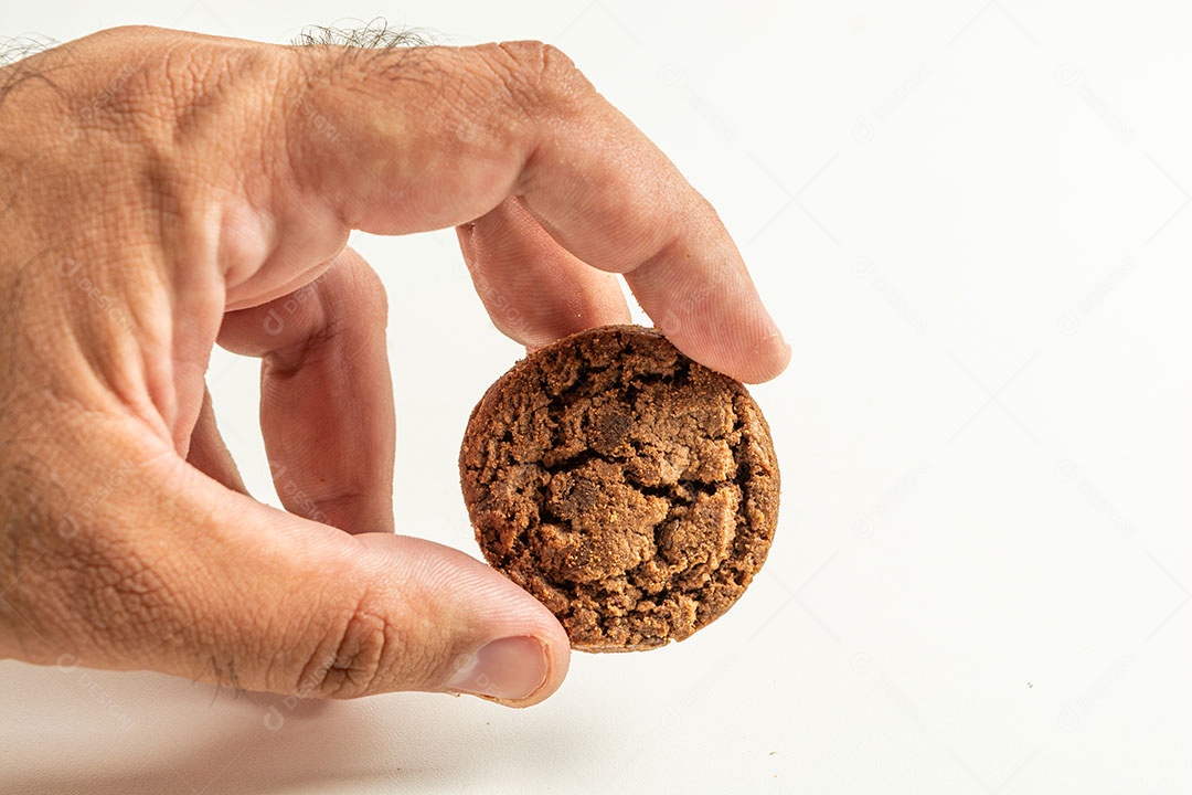 Mão masculina pegando um biscoito de chocolate em fundo branco
