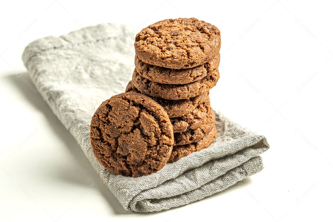 Pilha de biscoitos de chocolate amargo isolados em um fundo branco