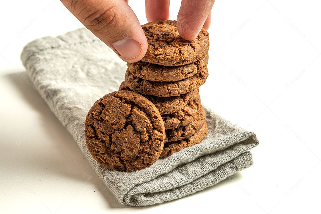 Pilha de biscoitos de chocolate amargo isolados em um fundo branco