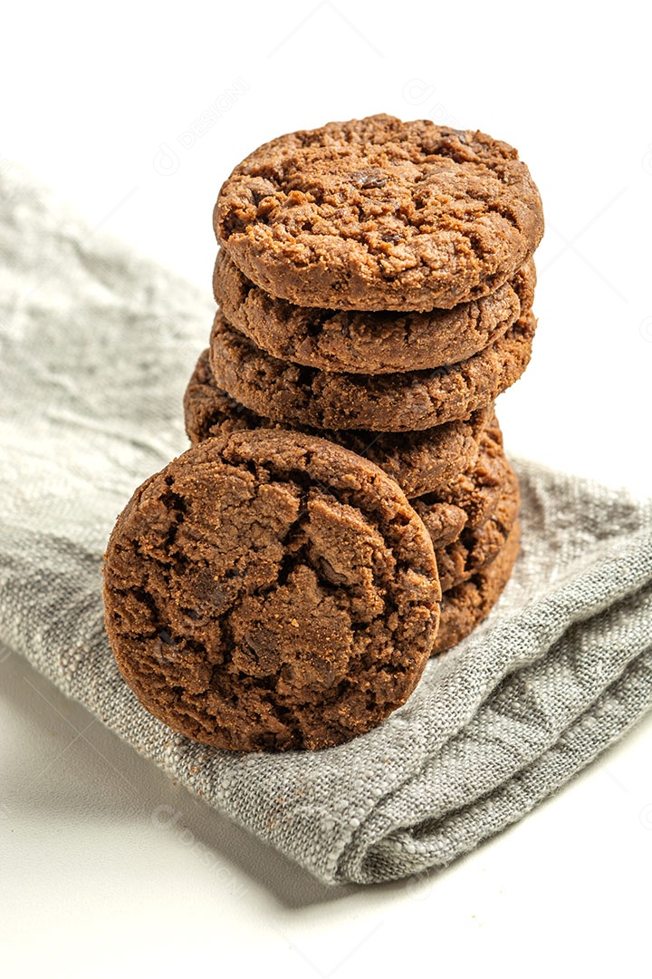 Pilha de biscoitos de chocolate amargo isolados em um fundo branco