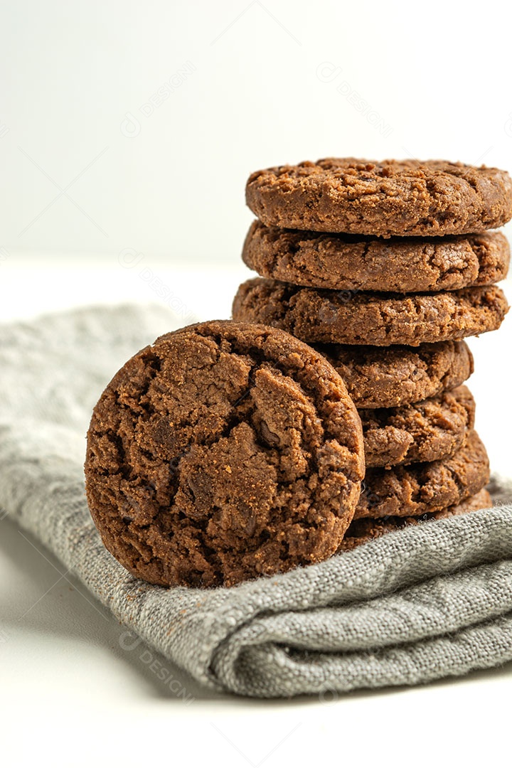 Pilha de biscoitos de chocolate amargo isolados em um fundo branco