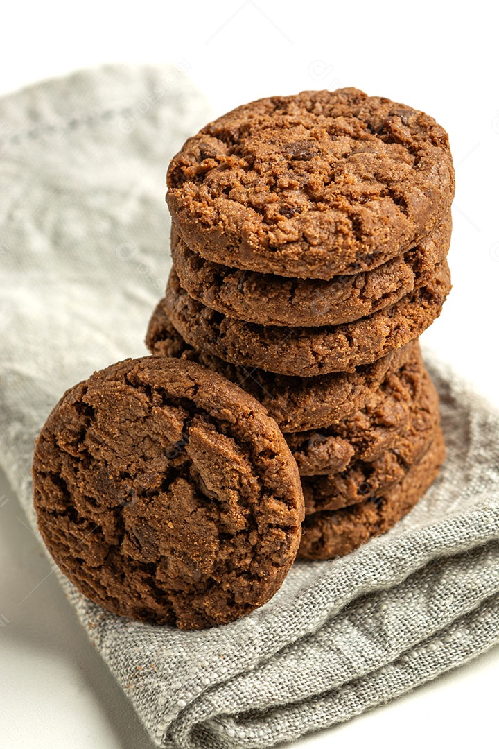 Pilha de biscoitos de chocolate amargo isolados em um fundo branco