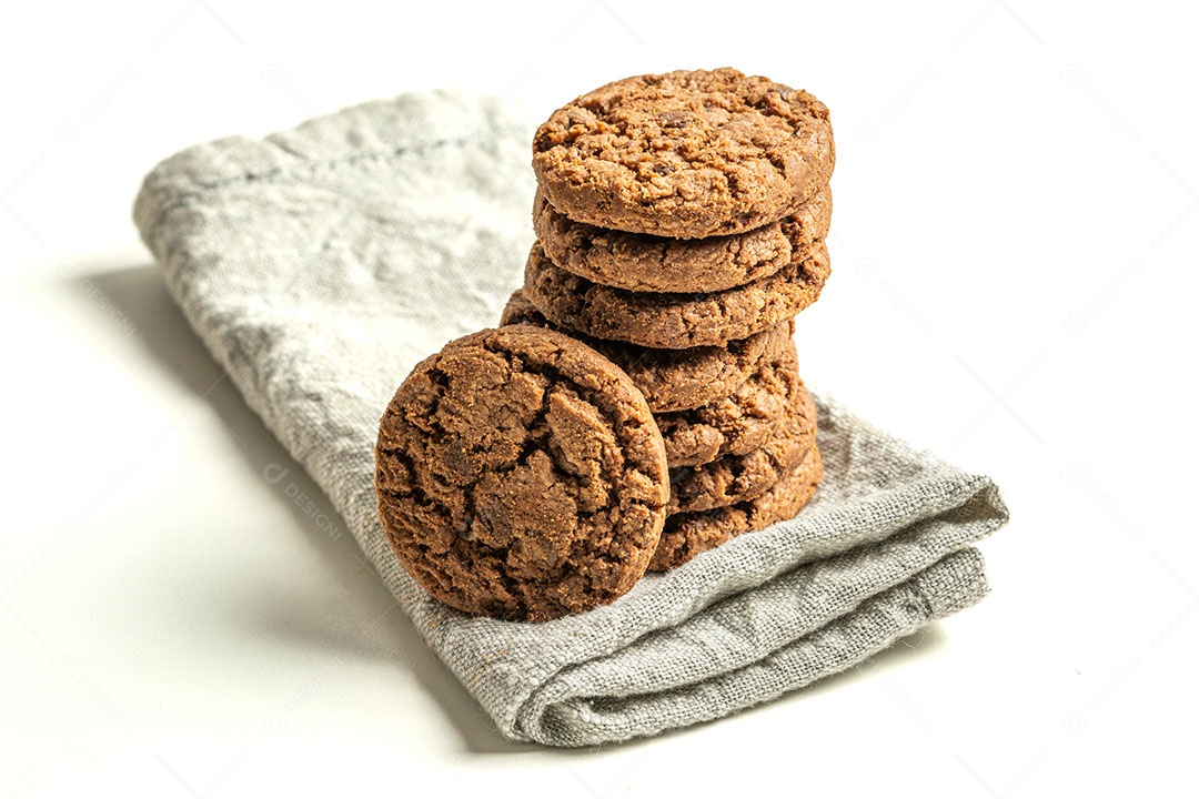 Pilha de biscoitos de chocolate amargo isolados em um fundo branco