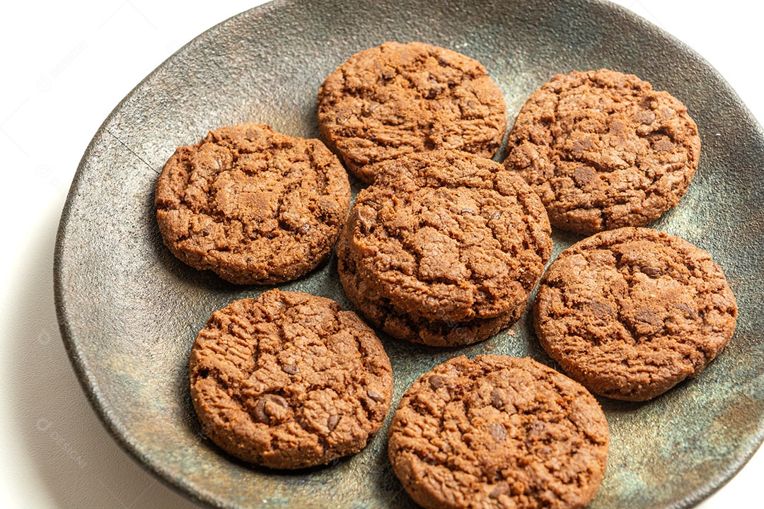 Biscoitos de chocolate em um prato isolado em um fundo branco