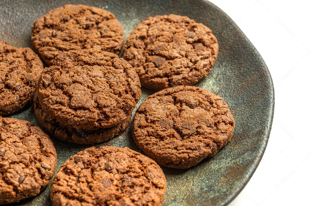 Biscoitos de chocolate em um prato isolado em um fundo branco