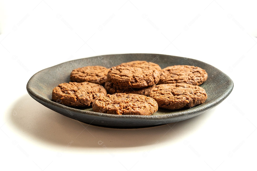 Biscoitos de chocolate em um prato isolado em um fundo branco