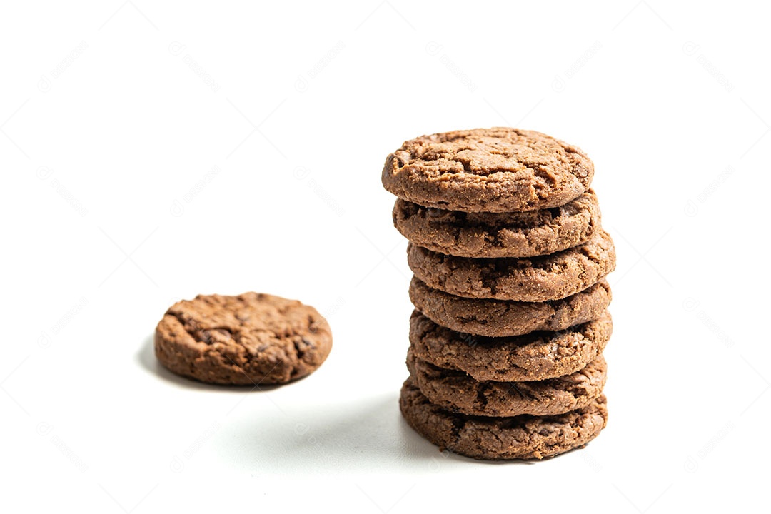 Pilha de biscoitos de chocolate amargo isolados em um fundo branco