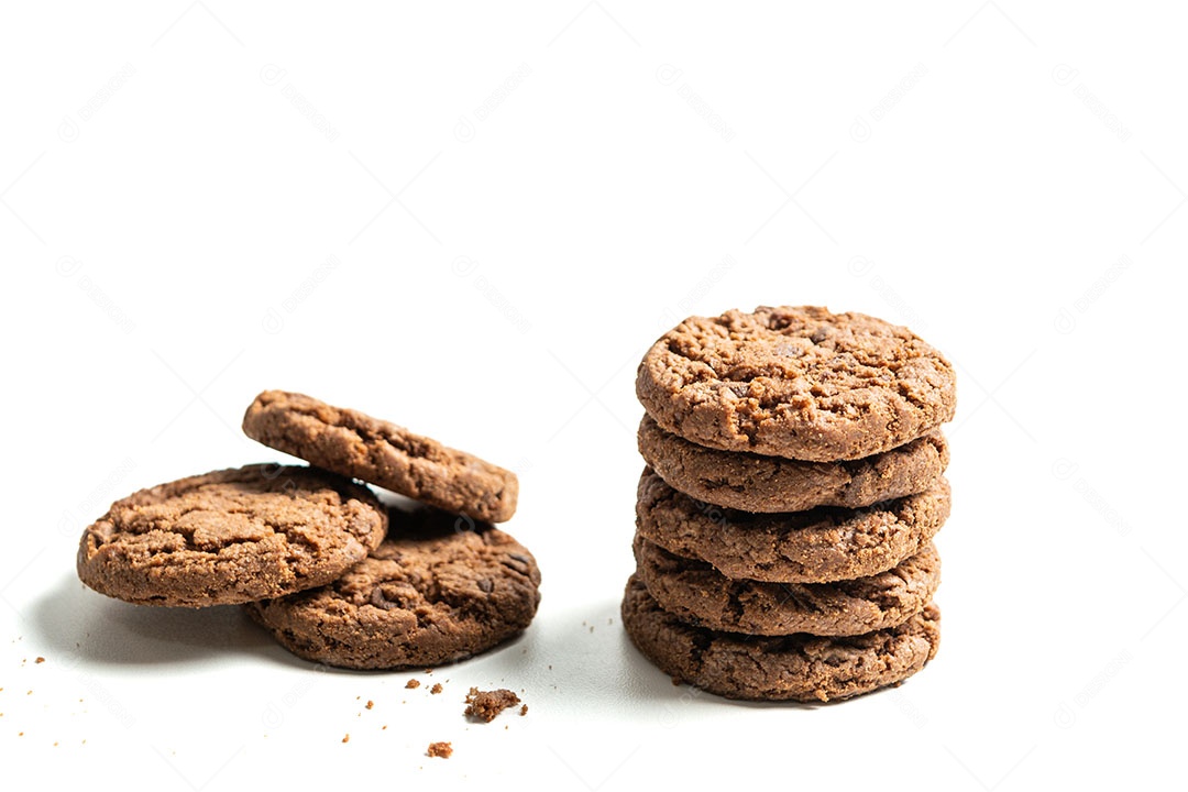 Biscoitos de chocolate em um prato isolado em um fundo branco