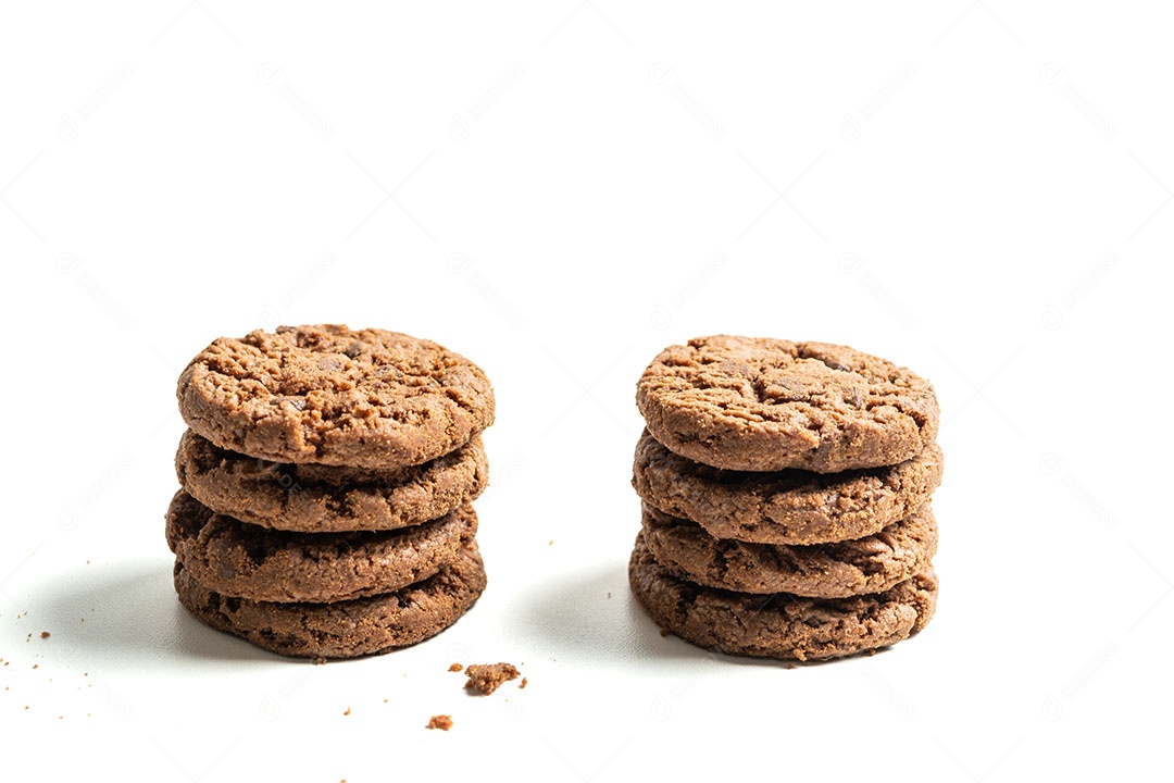 Pilha de biscoitos de chocolate amargo isolados em um fundo branco