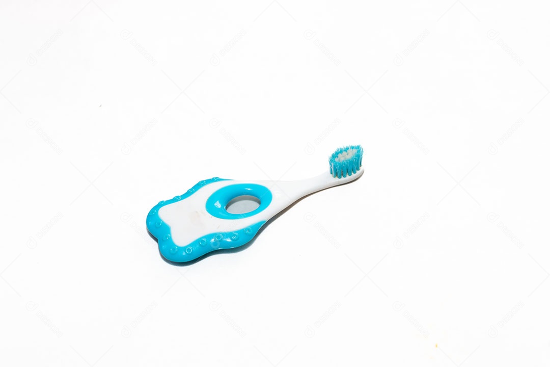 Escova dental infantil azul.