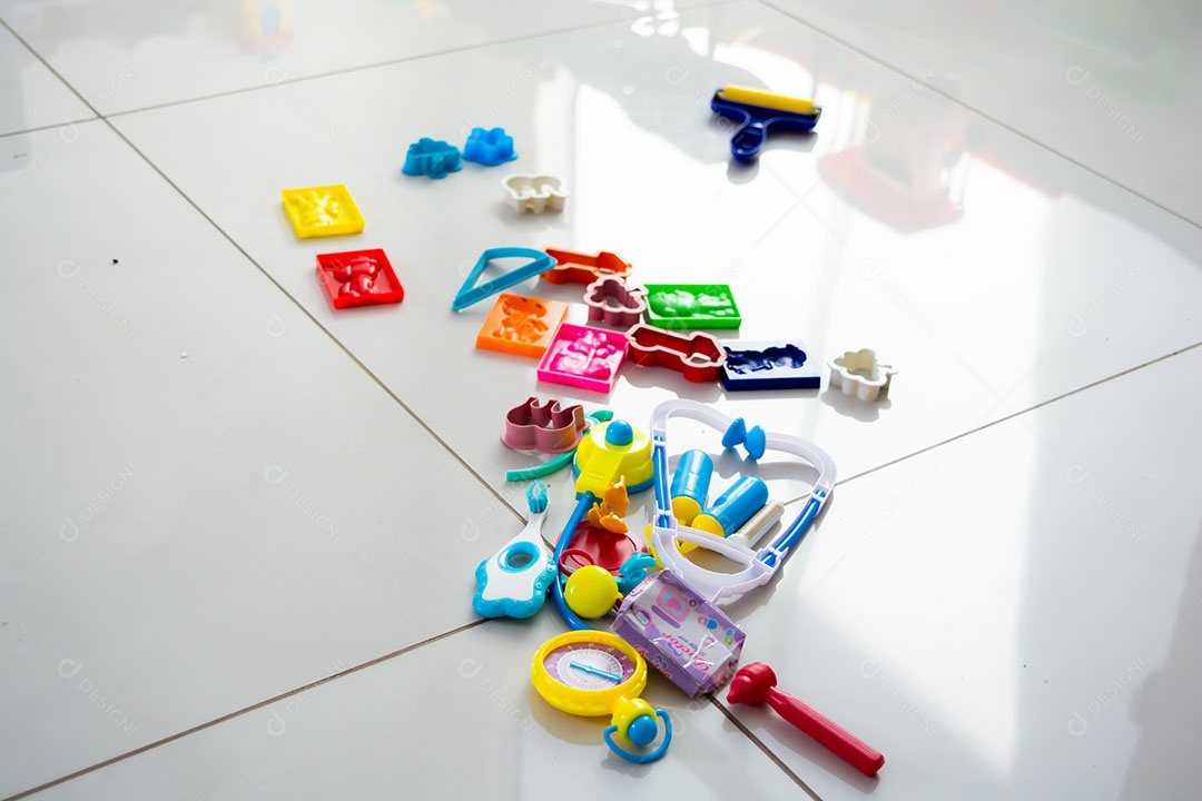 Chão bagunçado com muitos brinquedos infantis espalhados pela casa