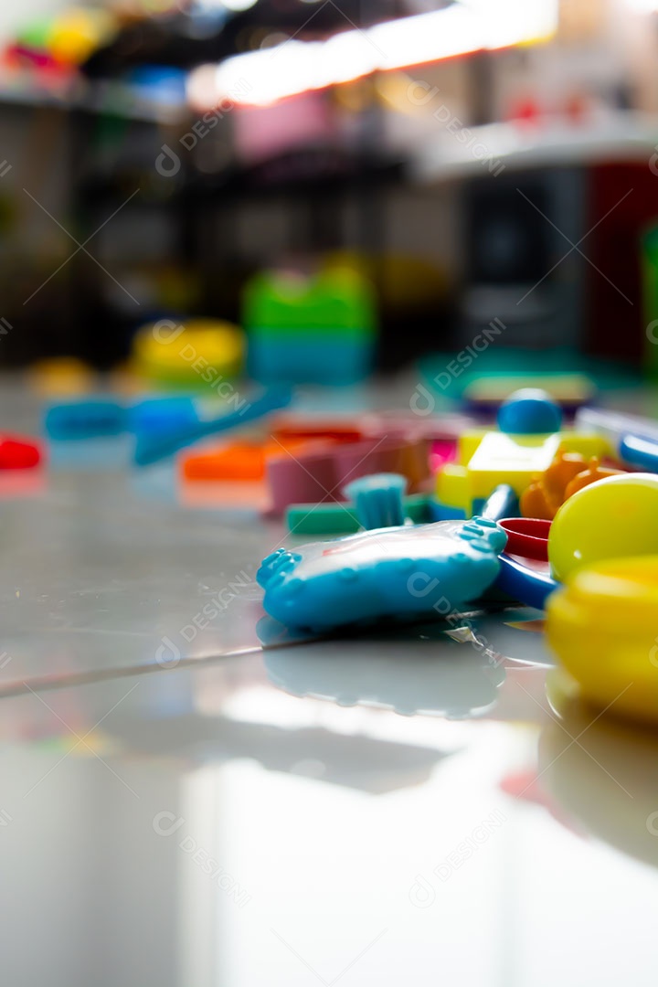 Chão bagunçado com muitos brinquedos infantis espalhados pela casa