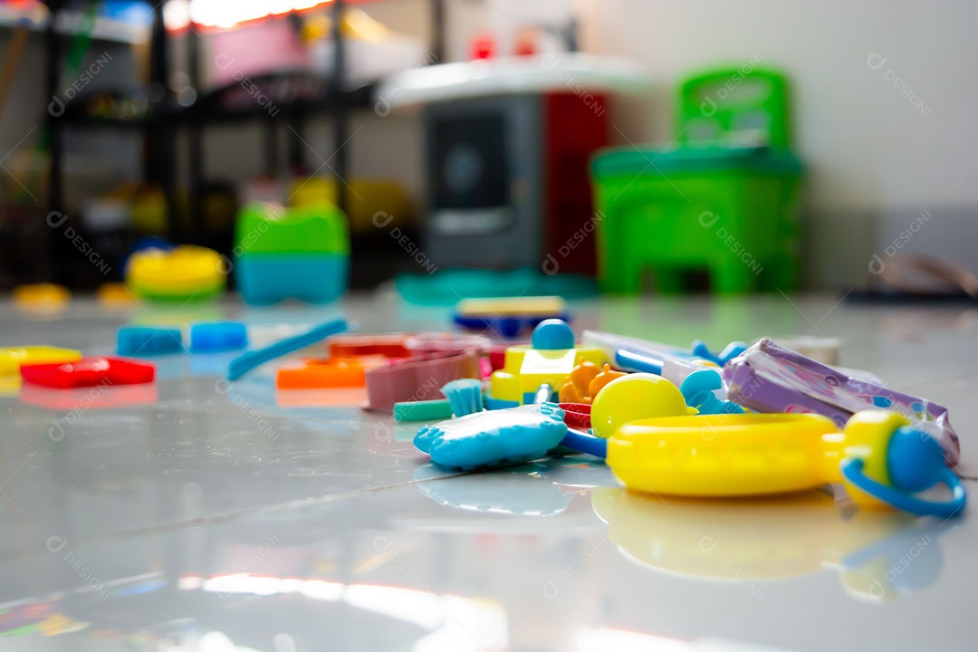 Chão bagunçado com muitos brinquedos infantis espalhados pela casa