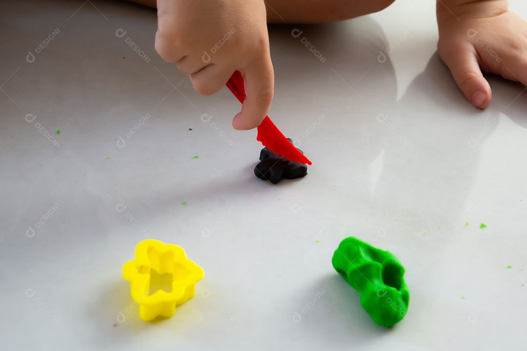Chão bagunçado com muitos brinquedos infantis espalhados pela casa